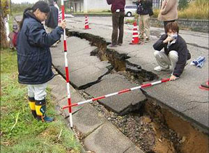 地震被害調査中の教員と学生