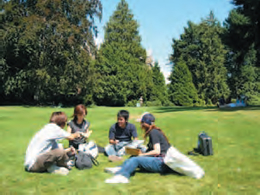 米国ワシントン大学のキャンパスで談笑する学生